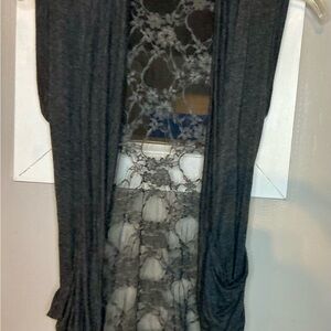 ☀️5/$10 Size small Lace Detail Top